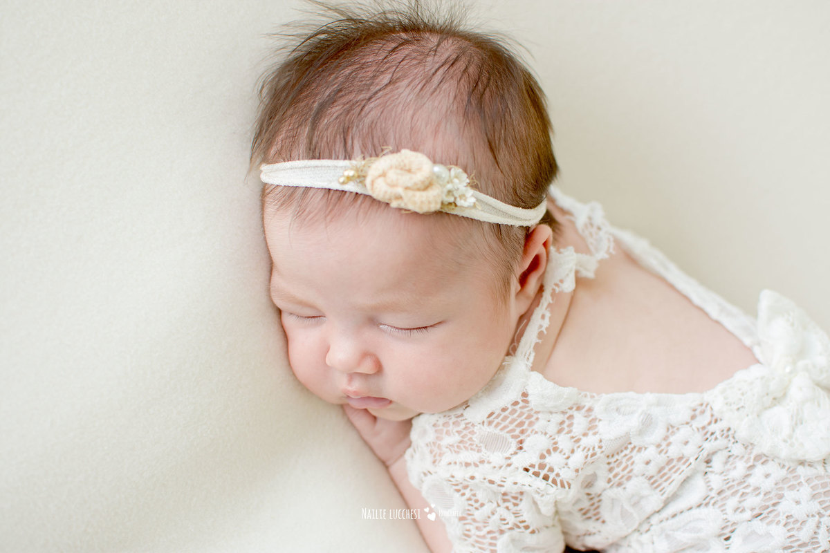maitê em seu ensaio newborn em são jose dos campos SP no estudio de fotografia nailie lucchesi
