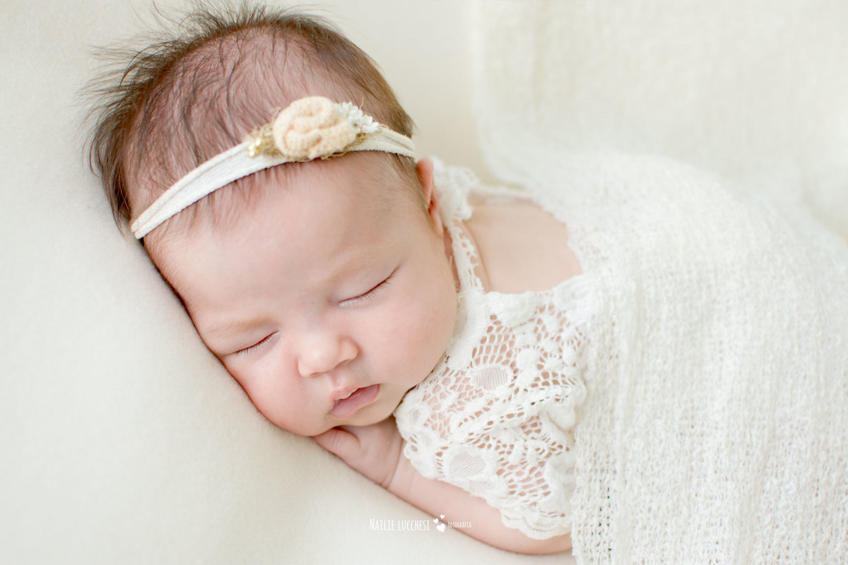 maitê em seu ensaio newborn em são jose dos campos SP no estudio de fotografia nailie lucchesi