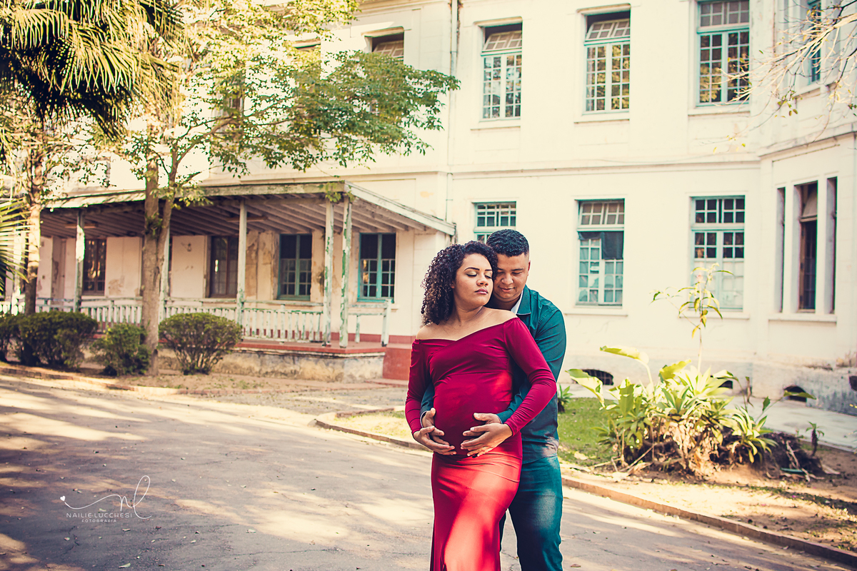 na foto tem um lindo casal abraçado, ela esta gestante, e eles estão no parque vicentina aranha em são jose dos campos, foram fotografados pela fotografa nailie lucchesi