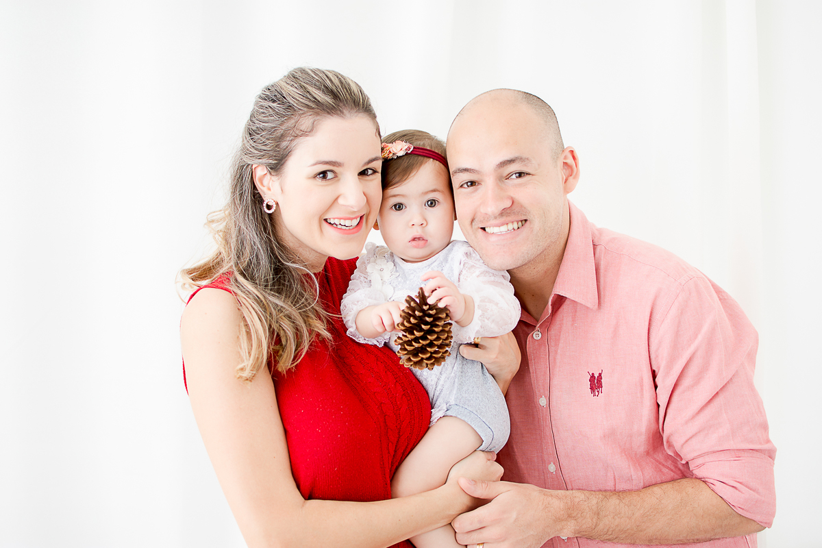 uma linda familia, mae pai e filha no ensaio de natal