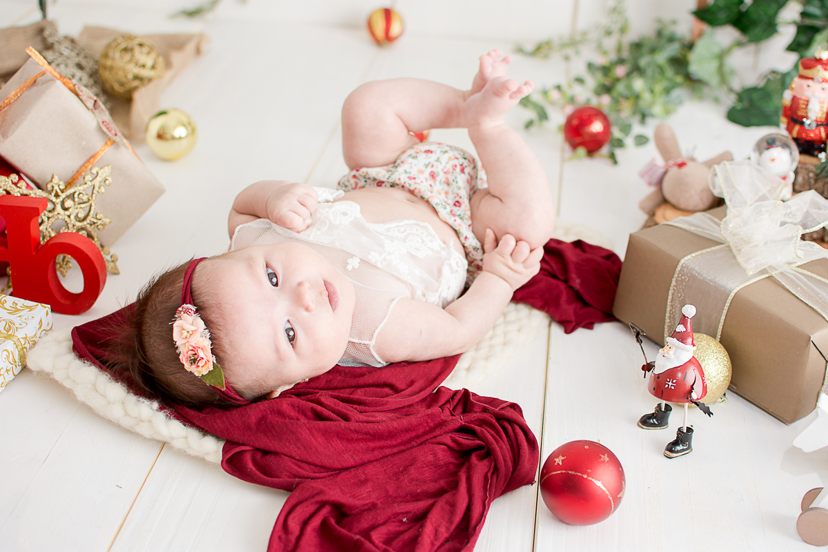 maite com 2 meses de vida, ela deitada