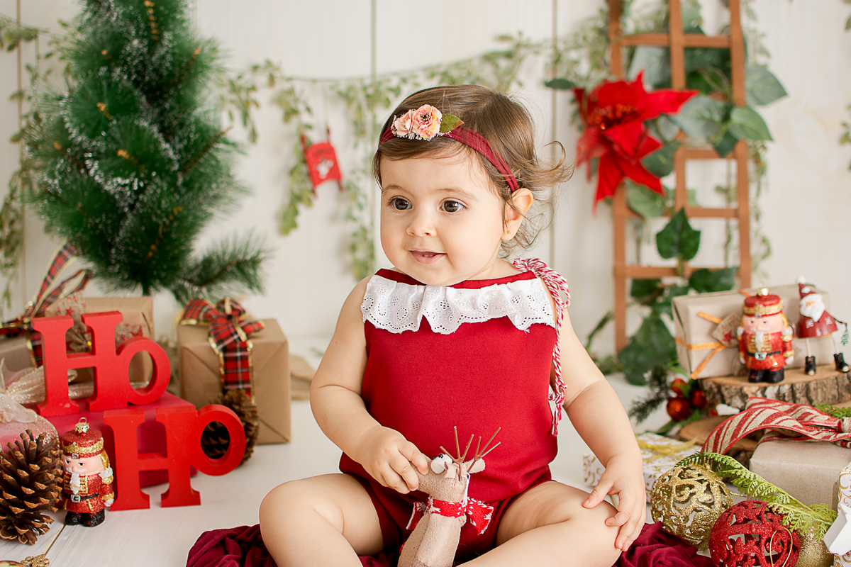 natal 2018, ensaio de natal, livia em seu ensaio brincando fotografada por nailie lucchesi no estudio amora 