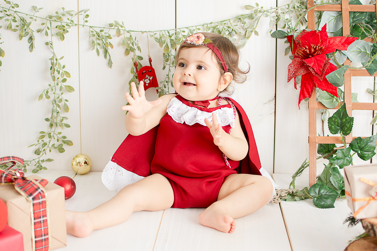 natal 2018, ensaio de natal, livia em seu ensaio brincando fotografada por nailie lucchesi no estudio amora