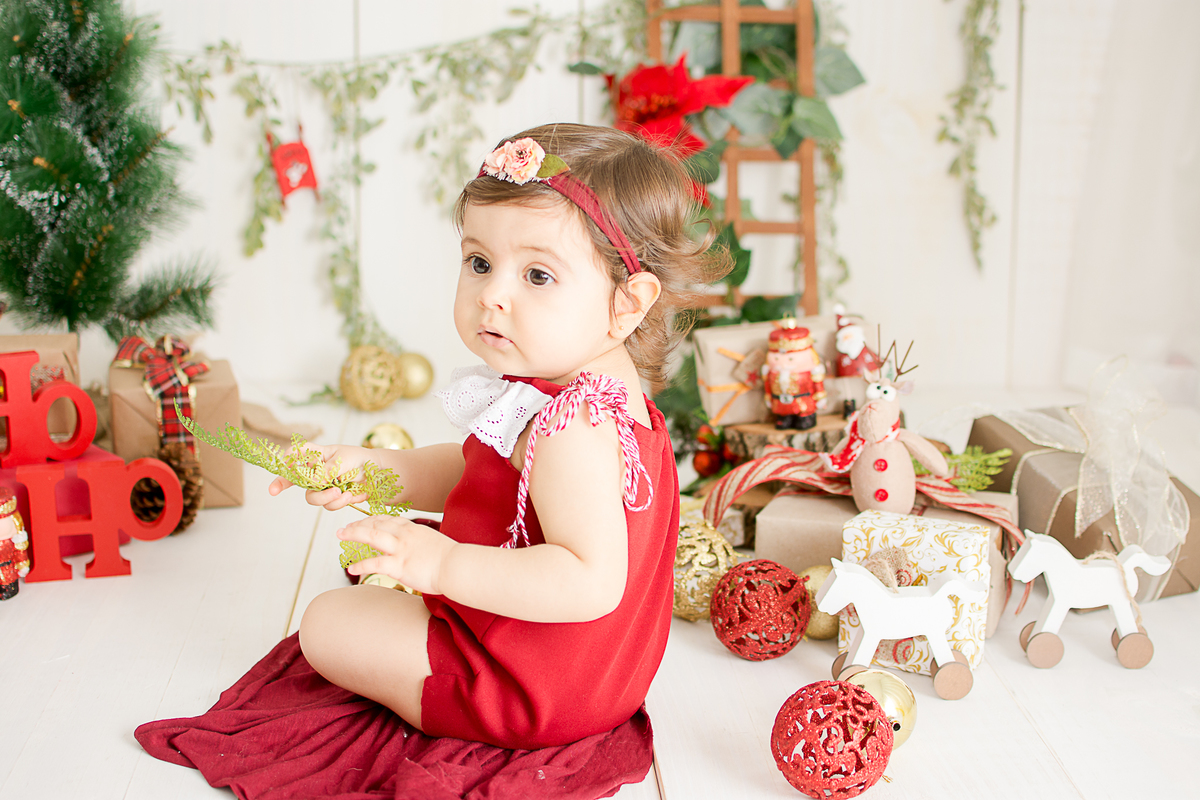 natal 2018, ensaio de natal, livia em seu ensaio brincando fotografada por nailie lucchesi no estudio amora