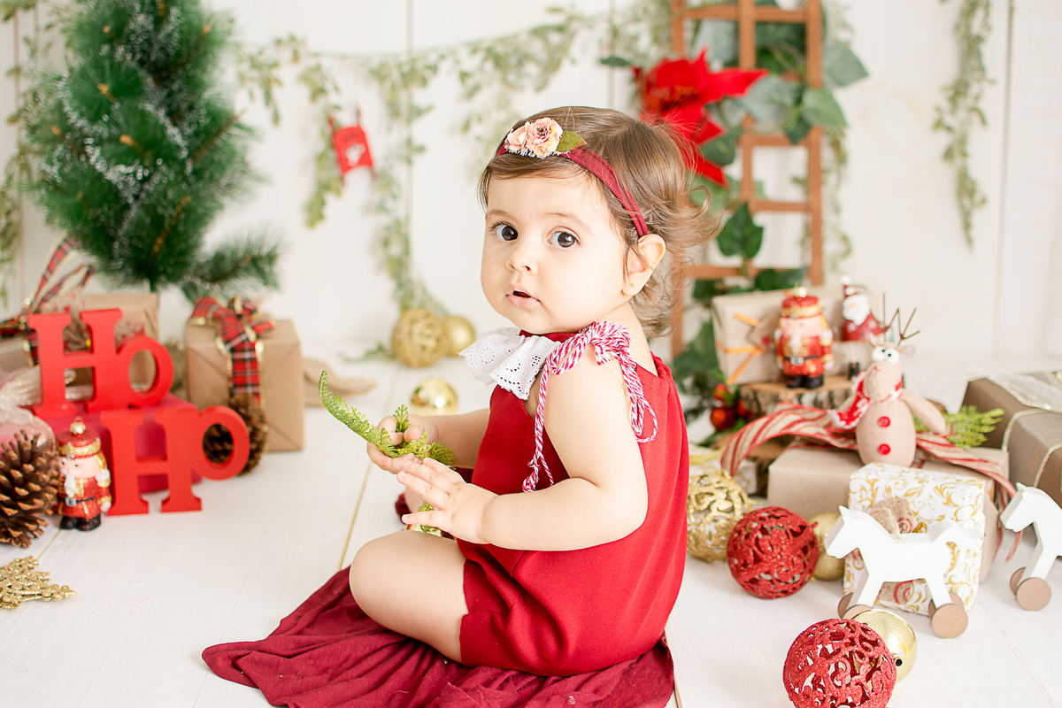 natal 2018, ensaio de natal, livia em seu ensaio brincando fotografada por nailie lucchesi no estudio amora