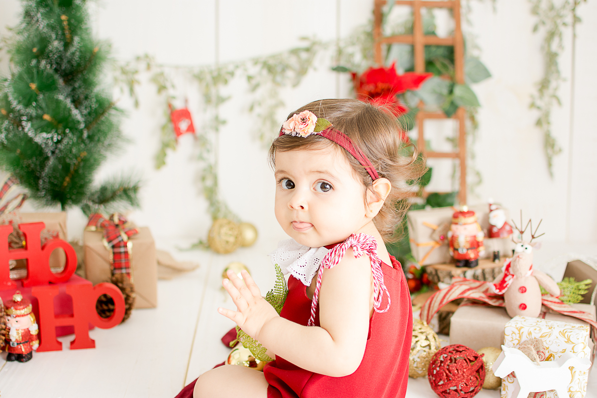natal 2018, ensaio de natal, livia em seu ensaio brincando fotografada por nailie lucchesi no estudio amora