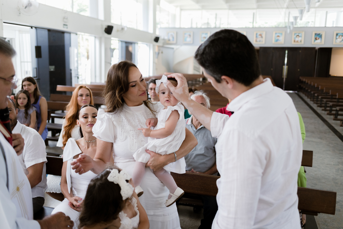 Fotógrafa de batizado em cerimônia religiosa