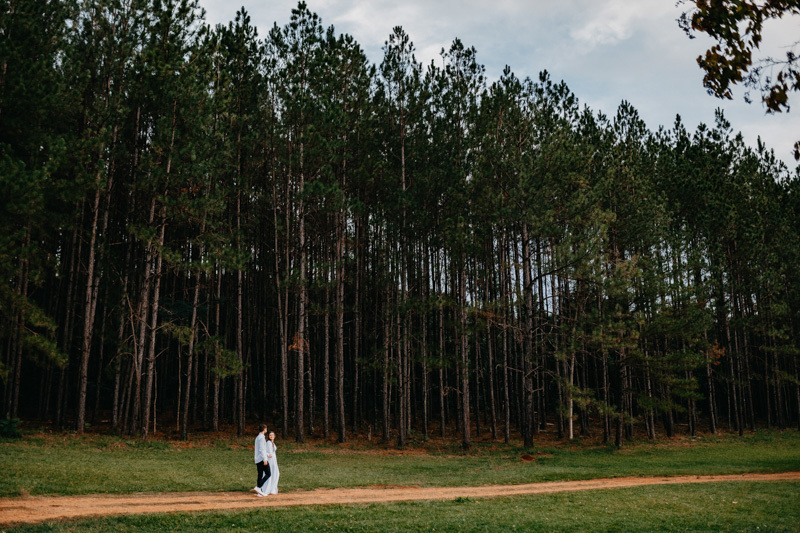marcus-espindola-fotografia-ensaio-pre-wedding-santuario-buriti-caminhando-na-estrada-do-parque