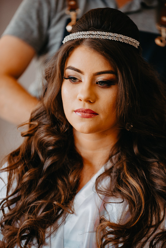 casamento por marcus espindola fotografia ano 2022 momentos do making da noiva arrumar cabelo e coroa com make