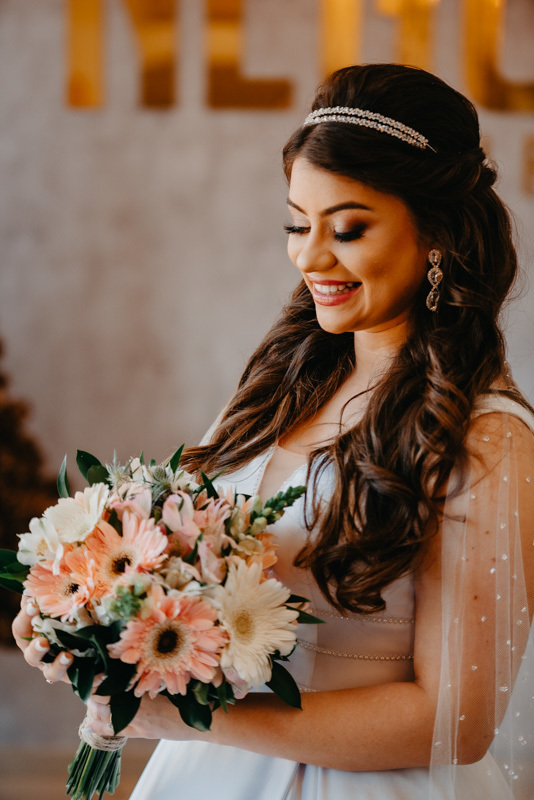 casamento por marcus espindola fotografia ano 2022 momentos do making da noiva pronta com veu e fotos detalhes com o buque de flores recebido pelo cerimonial