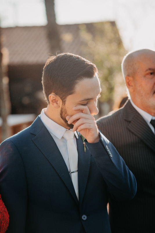 casamento por marcus espindola fotografia ano 2022 momentos da cerimonia de casamento ao ar livre noivo emocionado com a entrada da noiva