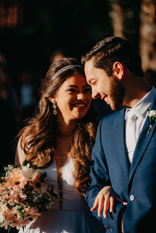 casamento por marcus espindola fotografia ano 2022 momentos da cerimonia de casamento ao ar livre e noivos se olhando e sorrindo