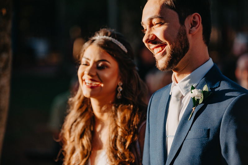 casamento por marcus espindola fotografia ano 2022 momentos da cerimonia de casamento ao ar livre e noivos sorrindo para o pastor