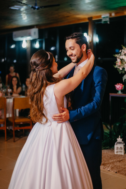 casamento por marcus espindola fotografia ano 2022 momentos da cerimonia de casamento ao ar livre e na valsa de casamento