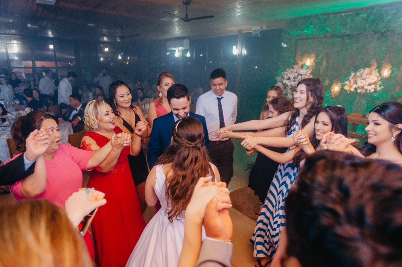 casamento por marcus espindola fotografia ano 2022 momentos da cerimonia de casamento ao ar livre e na festa com os convidados e noivos animados