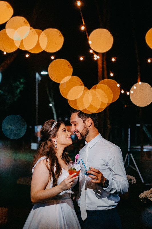 casamento por marcus espindola fotografia ano 2022 momentos da cerimonia de casamento ao ar livre com uma foto de final de festa com seus drinks favoritos