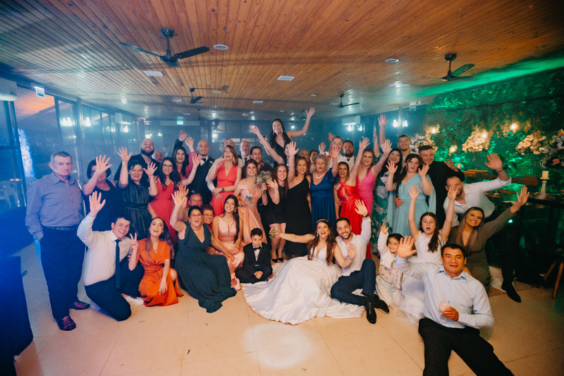 casamento por marcus espindola fotografia ano 2022 momentos da cerimonia de casamento ao ar livre e foto geral com todos os convidados da festa