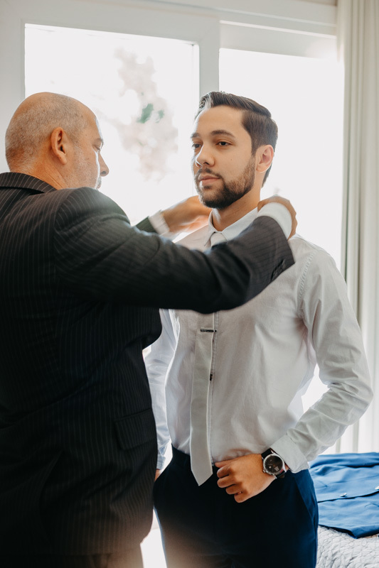 casamento por marcus espindola fotografia ano 2022 momentos do making da noivo se arrumando em hotel villas com a família, junto com o pai