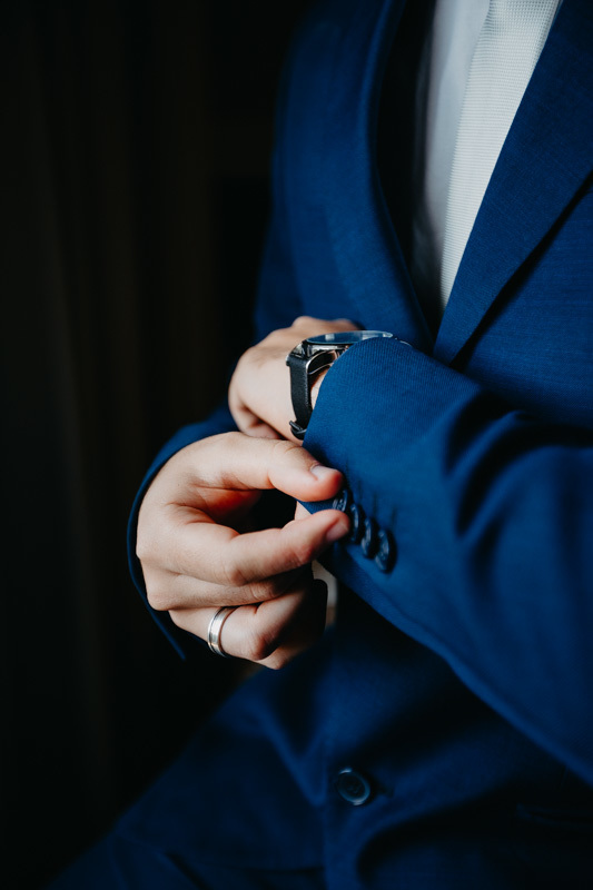 casamento por marcus espindola fotografia ano 2022 momentos do making da noivo se arrumando em hotel villas foto de detalhes do terno