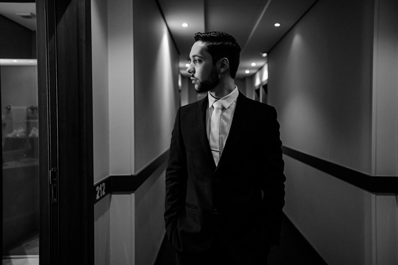 casamento por marcus espindola fotografia ano 2022 momentos do making da noivo se arrumando em hotel villas foto de detalhes foto no corredor do hotel em Preto e Branco