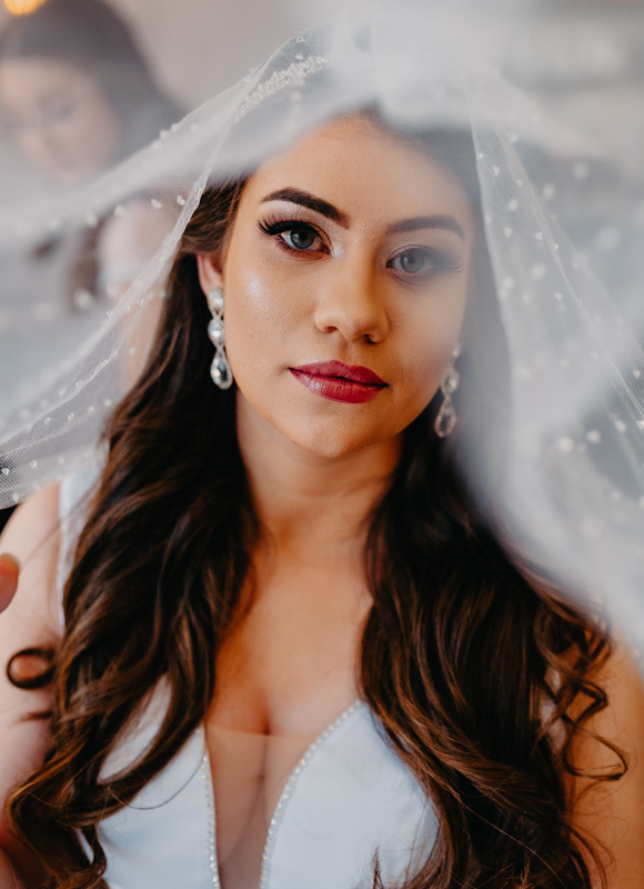 casamento por marcus espindola fotografia ano 2022 momentos do making da noiva pronta com veu e fotos detalhes da make e veu