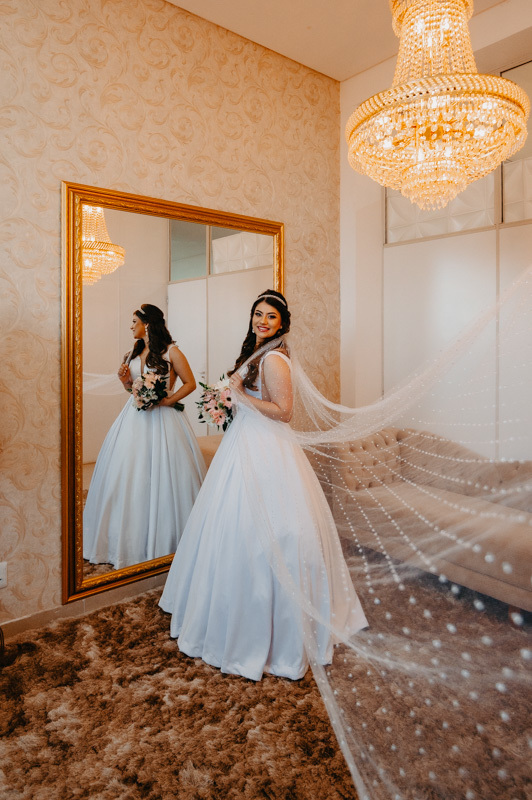 casamento por marcus espindola fotografia ano 2022 momentos do making da noiva pronta com o vestido e veu enorme e buque 