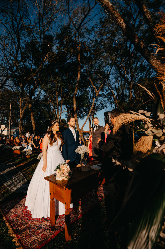casamento por marcus espindola fotografia ano 2022 momentos da cerimonia de casamento ao ar livre e pastor conduzindo a palavras ao noivos