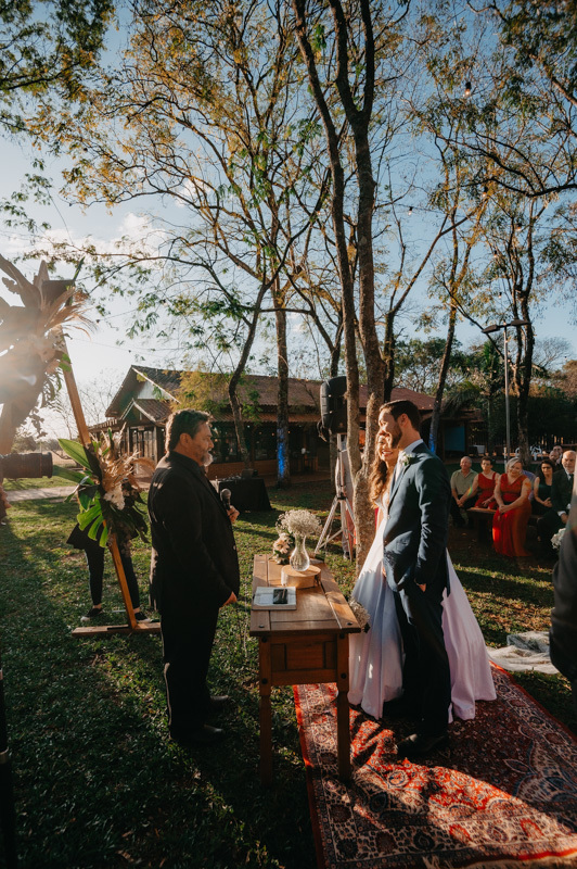 casamento por marcus espindola fotografia ano 2022 momentos da cerimonia de casamento ao ar livre e pastor conduzindo a palavras ao noivos