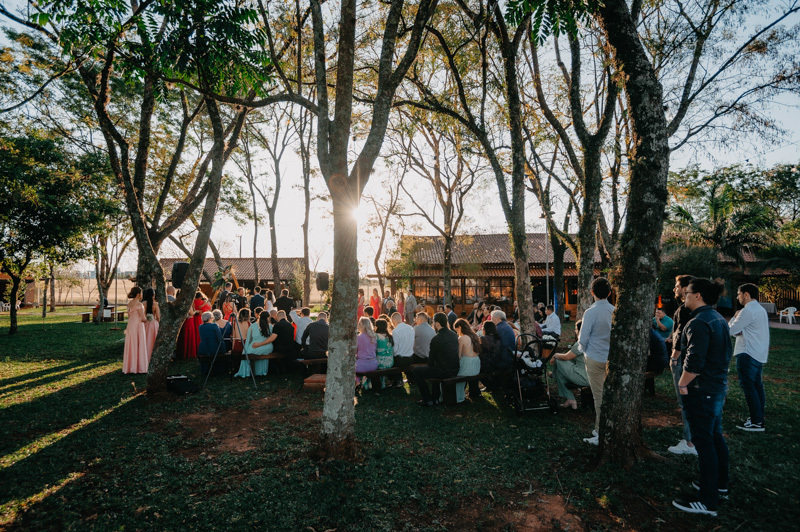 casamento por marcus espindola fotografia ano 2022 momentos da cerimonia de casamento ao ar livre e visao com todos os convidados ao por do sol