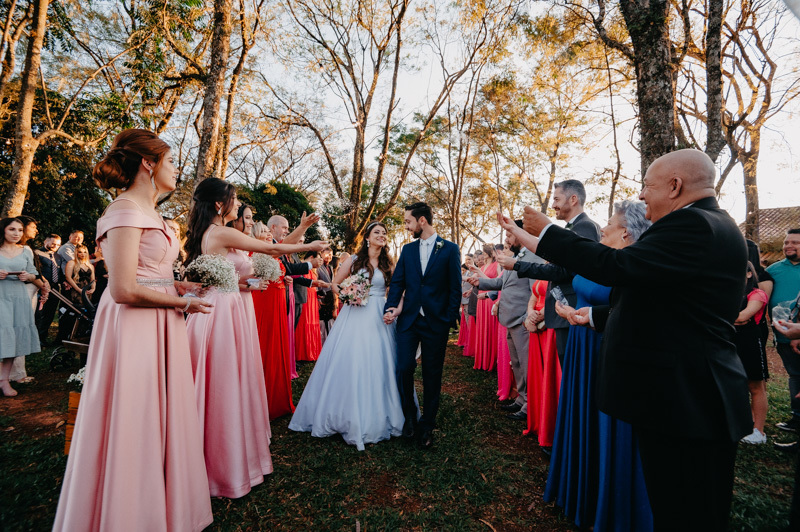 casamento por marcus espindola fotografia ano 2022 momentos da cerimonia de casamento ao ar livre e saida dos noivos com beijo e muito arroz jogado pelos familiares
