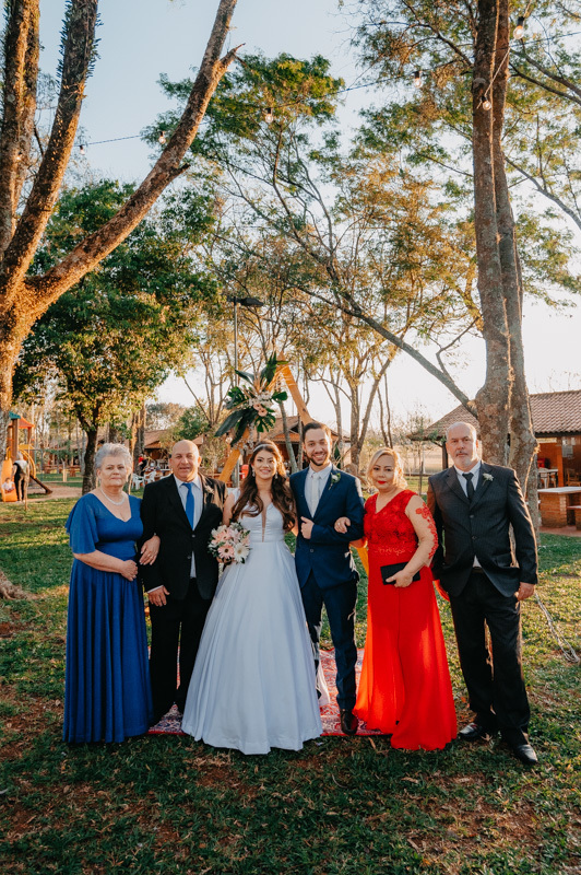 casamento por marcus espindola fotografia ano 2022 momentos da cerimonia de casamento ao ar livre e fotos protocolares com a família