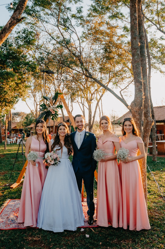 casamento por marcus espindola fotografia ano 2022 momentos da cerimonia de casamento ao ar livre e fotos protocolares com as damas de honra