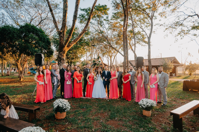 casamento por marcus espindola fotografia ano 2022 momentos da cerimonia de casamento ao ar livre e fotos protocolares com os padrinhos