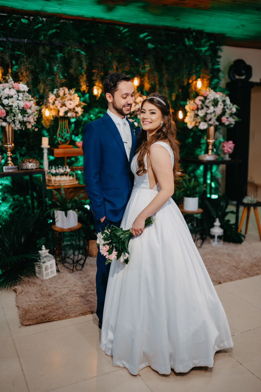 casamento por marcus espindola fotografia ano 2022 momentos da cerimonia de casamento ao ar livre e ensaio do casal recem casados na decoracao da festa