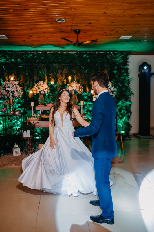 casamento por marcus espindola fotografia ano 2022 momentos da cerimonia de casamento ao ar livre e na valsa de casamento