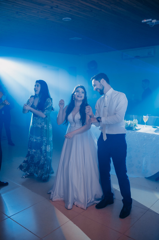 casamento por marcus espindola fotografia ano 2022 momentos da cerimonia de casamento ao ar livre e os noivos na festa super animada