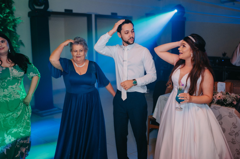 casamento por marcus espindola fotografia ano 2022 momentos da cerimonia de casamento ao ar livre e os noivos na festa super animada dancando com a mae