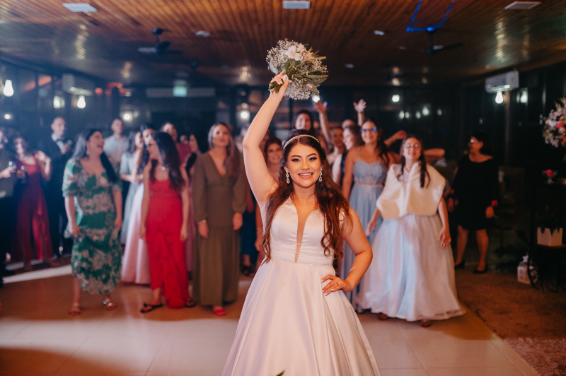 casamento por marcus espindola fotografia ano 2022 momentos da cerimonia de casamento ao ar livre noiva jogando o buque 