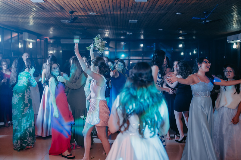 casamento por marcus espindola fotografia ano 2022 momentos da cerimonia de casamento ao ar livre noiva jogando o buque 