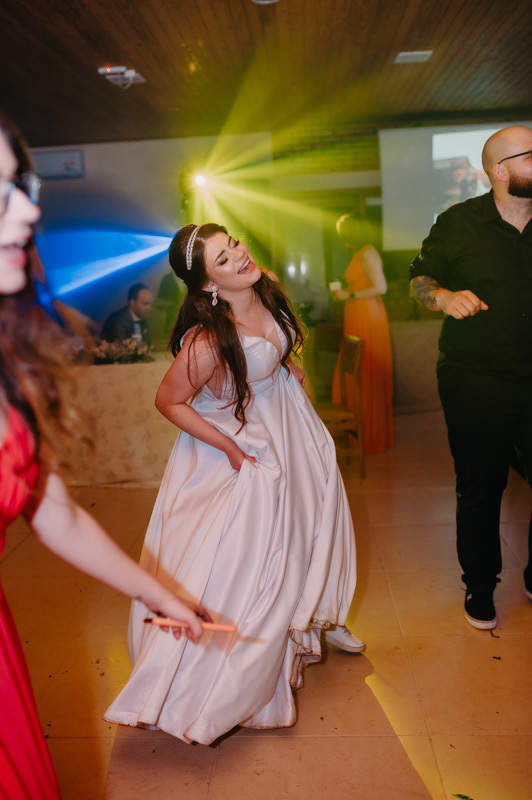 casamento por marcus espindola fotografia ano 2022 momentos da cerimonia de casamento ao ar livre e os noivos na festa super animada