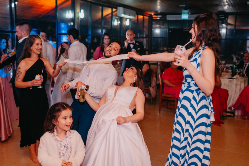 casamento por marcus espindola fotografia ano 2022 momentos da cerimonia de casamento ao ar livre e os noivos na festa super animada