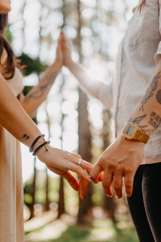 marcus espindola fotografia ensaio de casal lgbt em santo angelo no santuario da buriti detalhes das maos com alianca