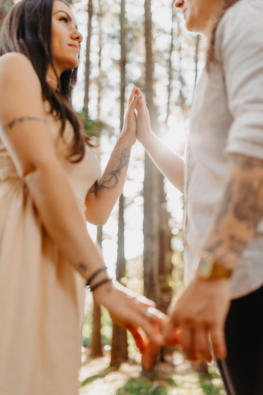 marcus espindola fotografia ensaio de casal lgbt em santo angelo no santuario da buriti detalhes maos unidas e flair do sol