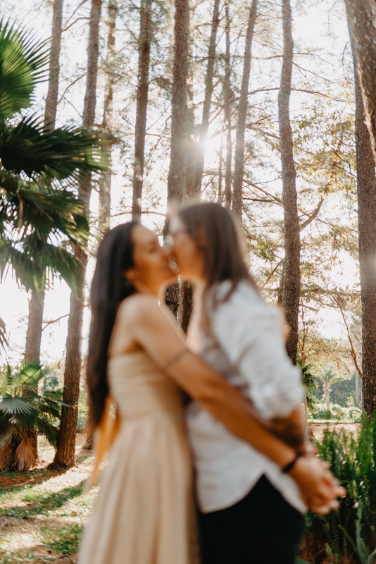 marcus espindola fotografia ensaio de casal lgbt em santo angelo no santuario da buriti beijo gay ao por do sol