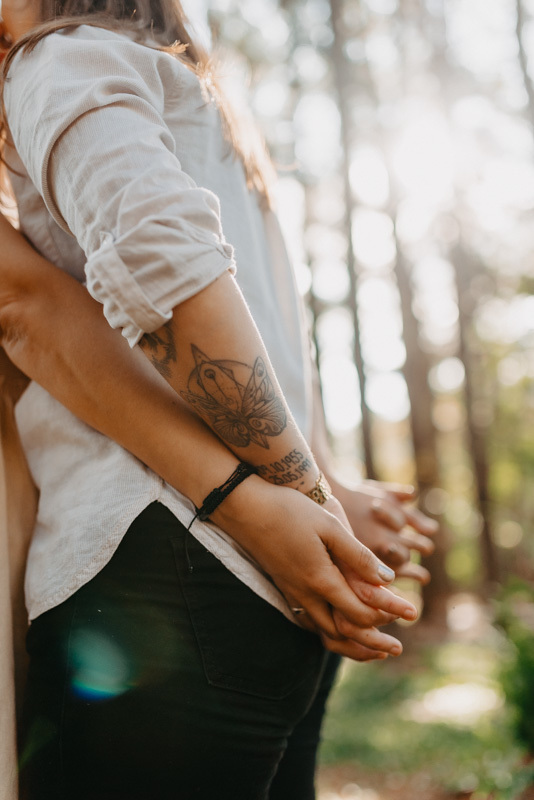 marcus espindola fotografia ensaio de casal lgbt em santo angelo no santuario da buriti abraco gay delas se beijando