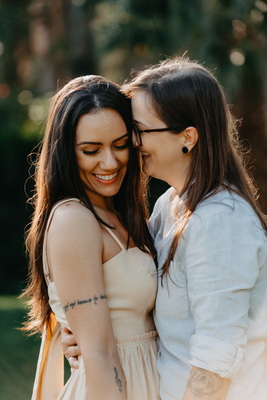 marcus espindola fotografia ensaio de casal lgbt em santo angelo no santuario da buriti pose dela dando um cheiro na outra