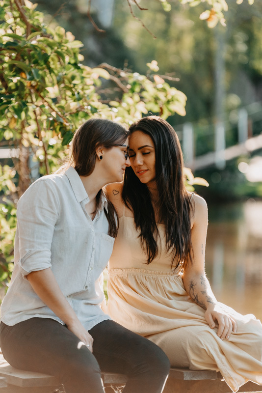 marcus espindola fotografia ensaio de casal lgbt em santo angelo no santuario da buriti pose delas sentada na ponto e se olhando