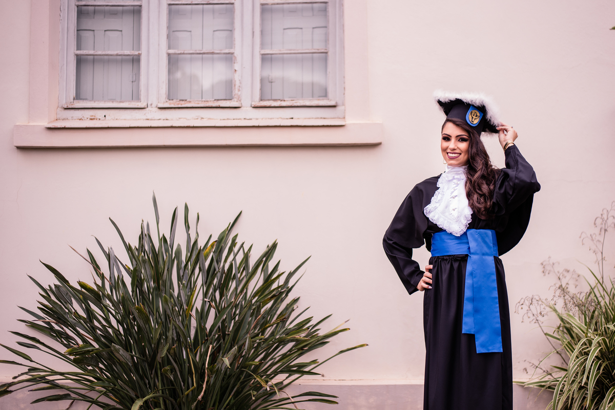 Formatura URI Santo Angelo, ensaio de toga, paredes da fachada antiga, formanda sorrindo muito, alegria contagiante