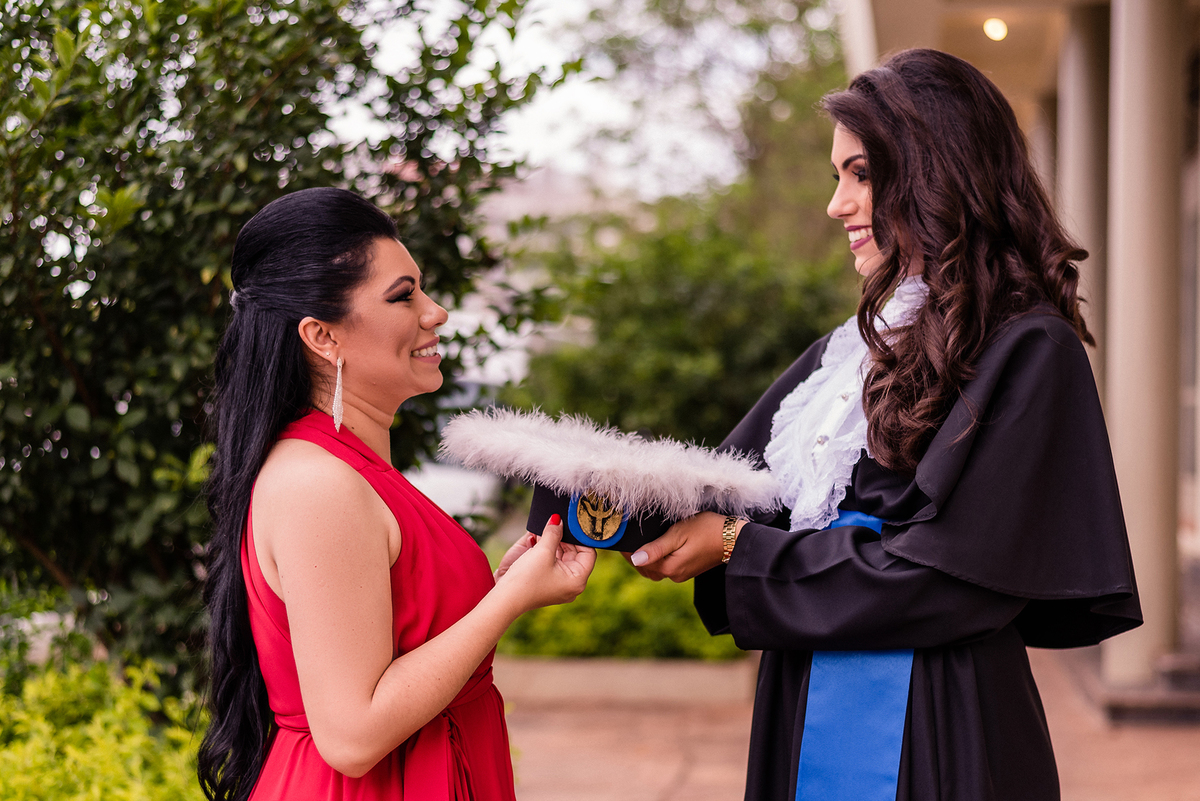 Formatura URI Santo Angelo, ensaio de toga, paredes da fachada antiga, sorrindo com sua mãe que tanto esperou pela conquista do diploma
