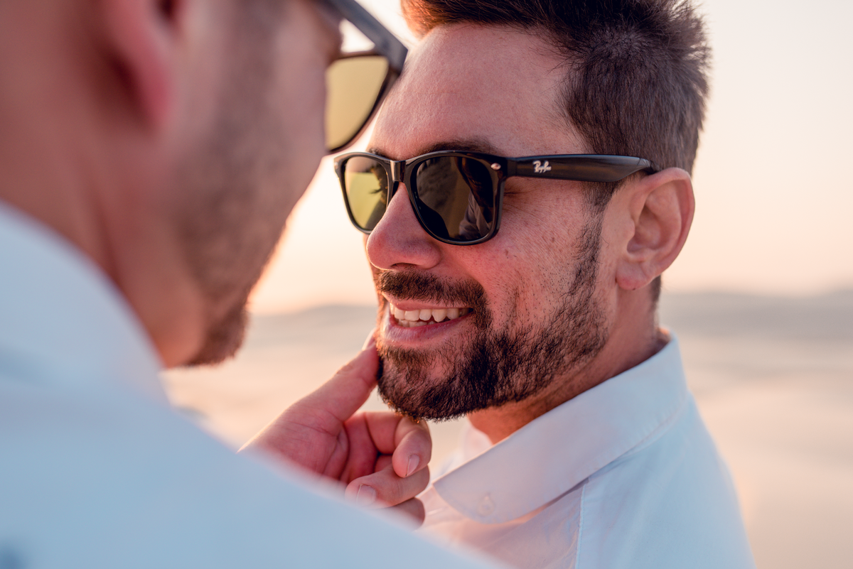 Ensaio casal pré casamento carinho no por do sol de dunas da praia de tramandai